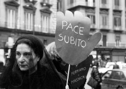 Manifestazione donne in nero contro la guerra